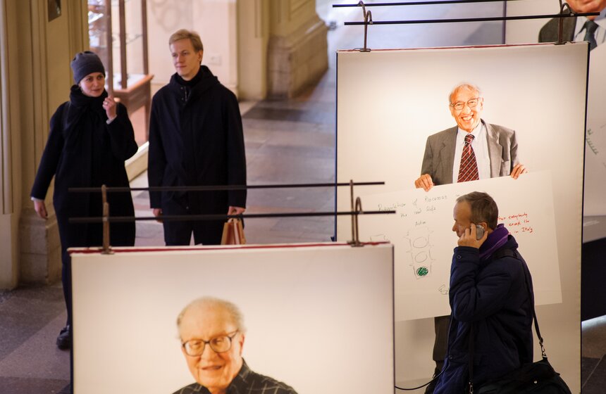 Выставка "Скетчи науки" в ГУМе 19 фото