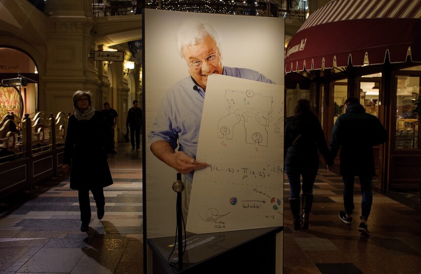 Выставка "Скетчи науки" в ГУМе 3 фото