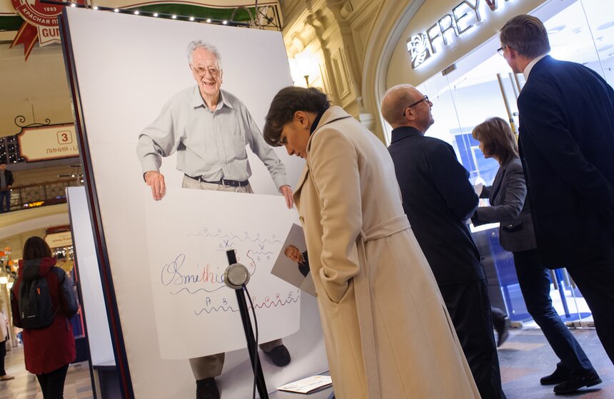 Выставка "Скетчи науки" в ГУМе 13 фото