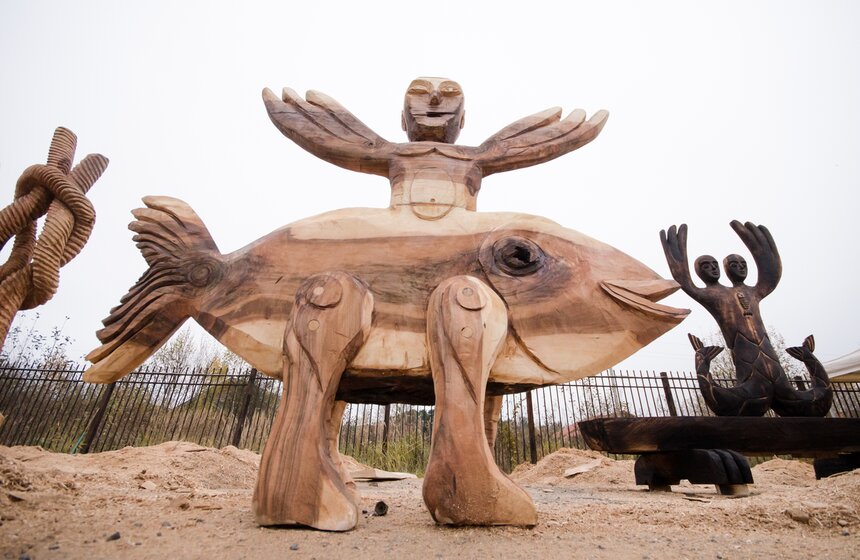 Симпозиум по скульптуре из дерева "Между небом и водой" 28 фото