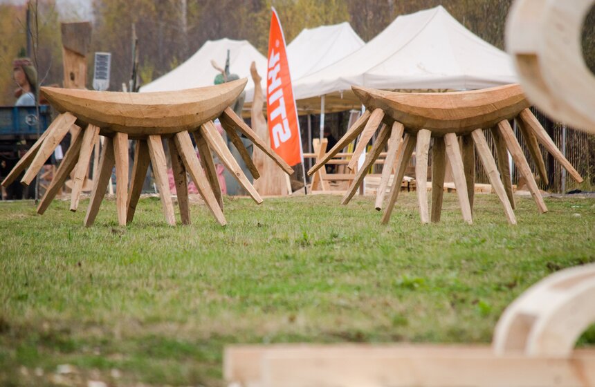 Симпозиум по скульптуре из дерева "Между небом и водой" 20 фото