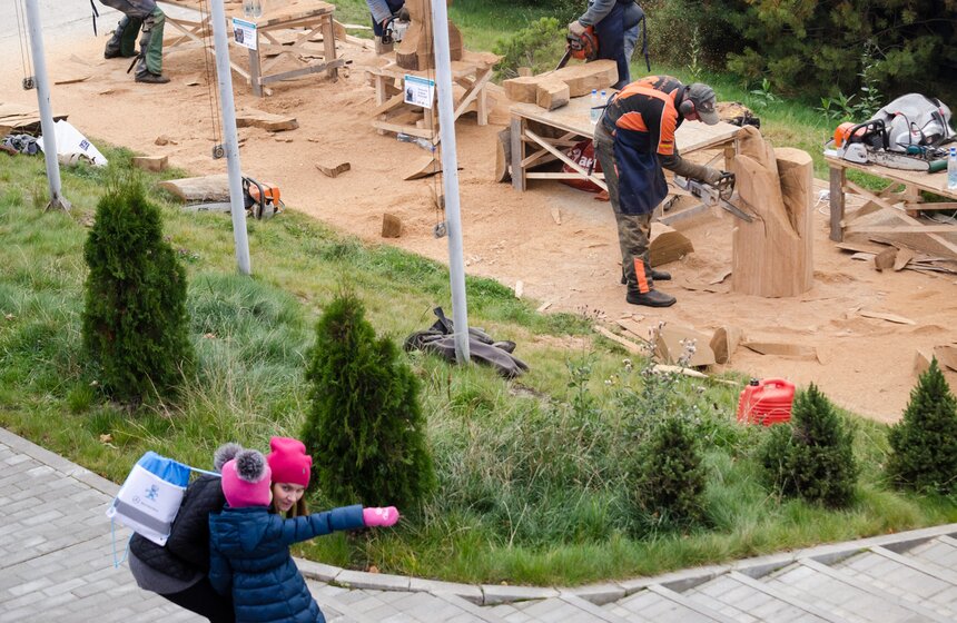 Симпозиум по скульптуре из дерева "Между небом и водой" 8 фото