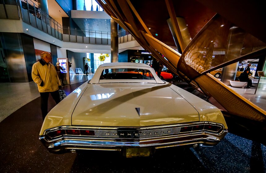 Вперед в прошлое: Легендарный DeLorean в "Кунцево Плаза" 18 фото