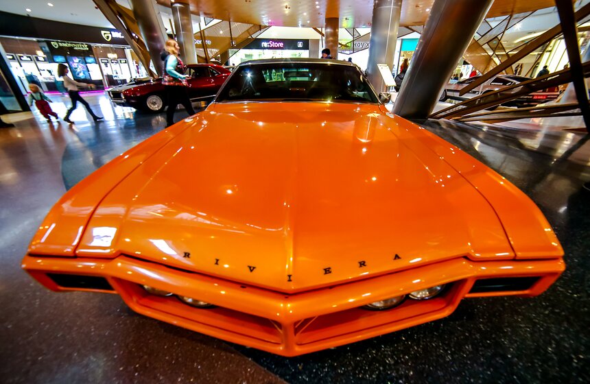 Вперед в прошлое: Легендарный DeLorean в "Кунцево Плаза" 17 фото