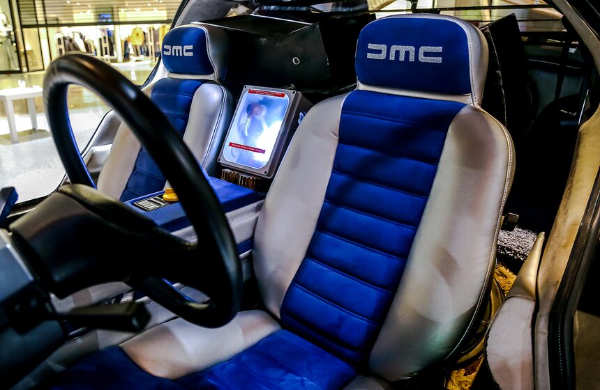 Вперед в прошлое: Легендарный DeLorean в "Кунцево Плаза" 5 фото