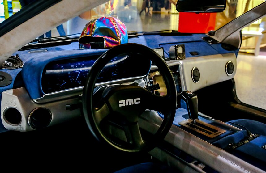 Вперед в прошлое: Легендарный DeLorean в "Кунцево Плаза" 7 фото