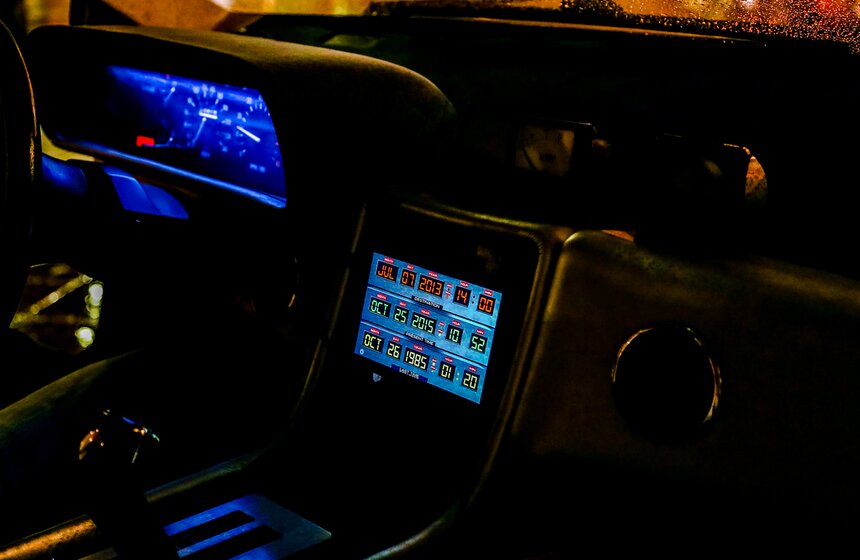 Вперед в прошлое: Легендарный DeLorean в "Кунцево Плаза" 11 фото