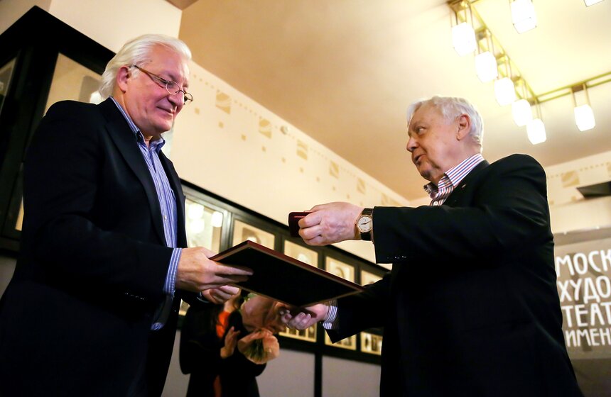 Самых преданных артистов МХТ наградили "Чайками" 19 фото