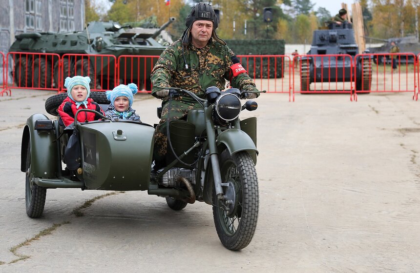 В танковом музее "Кубинка" прошел праздник "Отважные люди" 22 фото
