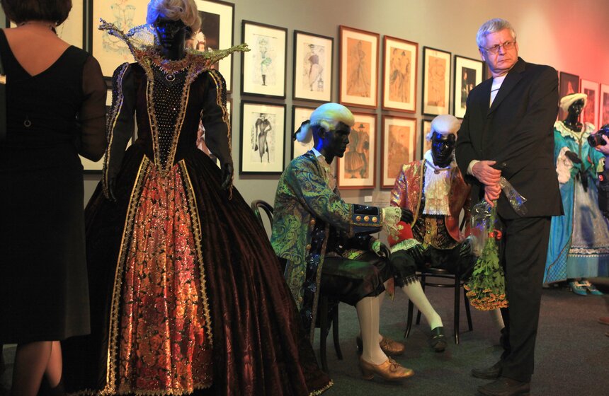 Выставка Аллы Коженковой "Неопознанные объекты" 15 фото