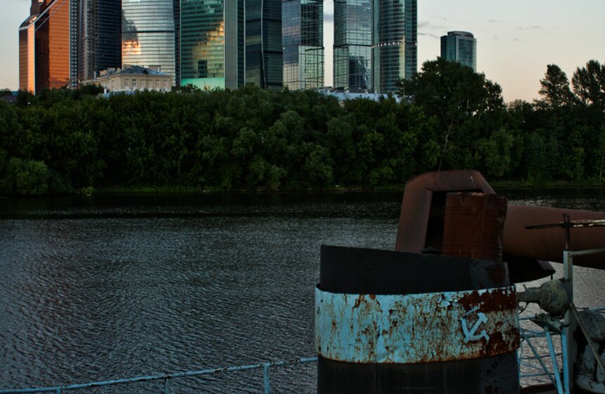 У причала вот уже 8 лет стоит караван судов, который постепенно уходит на металлолом.