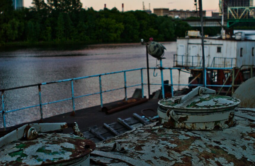 «Причал, равно как и весь порт, — в рабочем состоянии, никто из знакомых мне специалистов, работавших здесь под водой, не заметил следов разрушения. Глупости это. Так же, как и то, что песок, который добывался здесь в громадных количествах, больше не нужен для строительства», - сетует капитан.