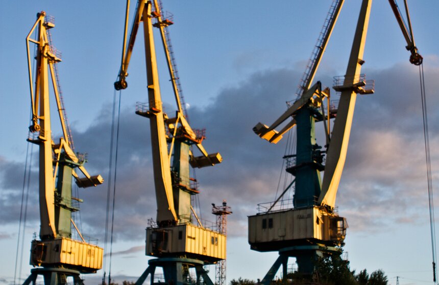 Краны ржавеют без дела, хотя раньше без них невозможно было обойтись.