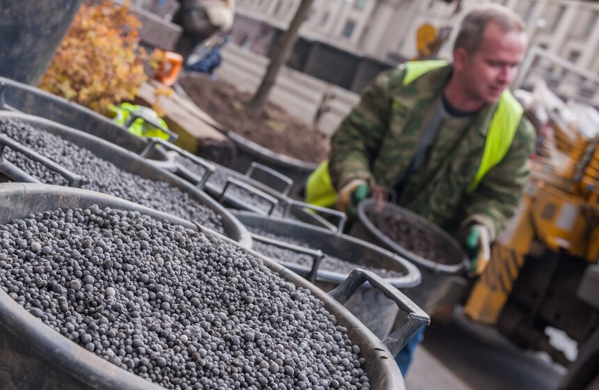 Липы на Тверской улице заменили "зимними" деревьями 13 фото