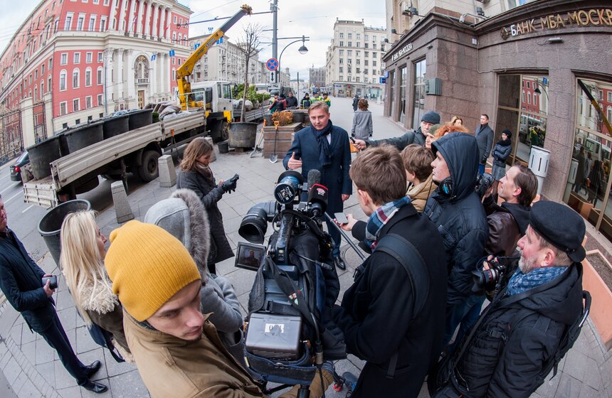 Липы на Тверской улице заменили "зимними" деревьями 8 фото
