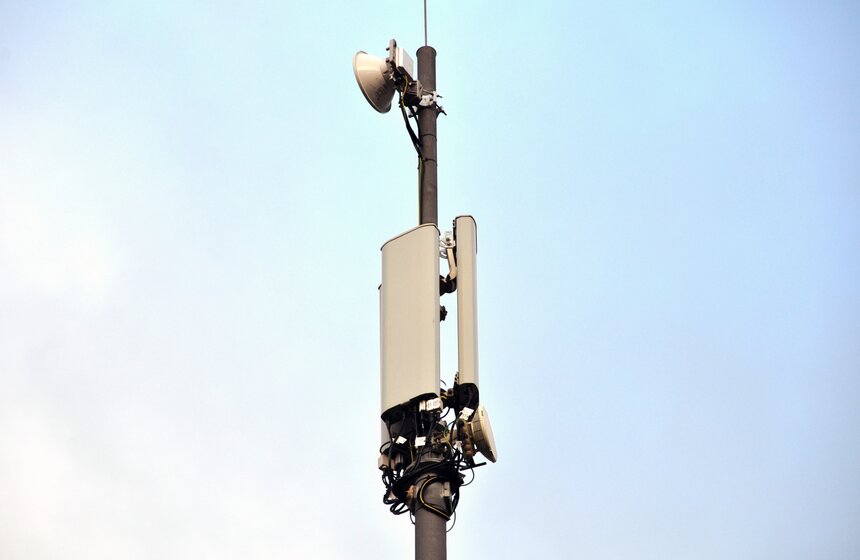 Опоры двойного назначения на столичных улицах 16 фото