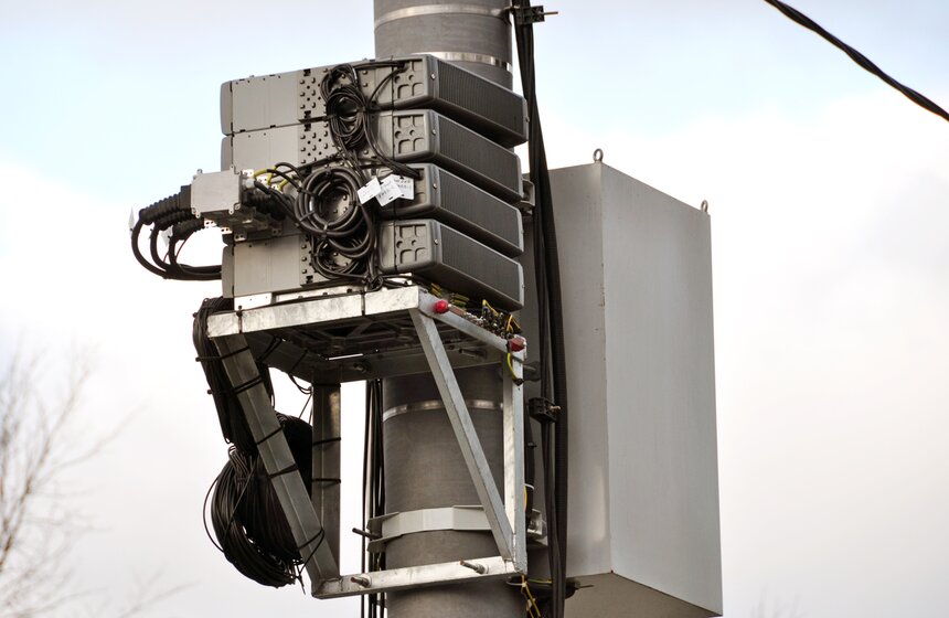 Опоры двойного назначения на столичных улицах 15 фото