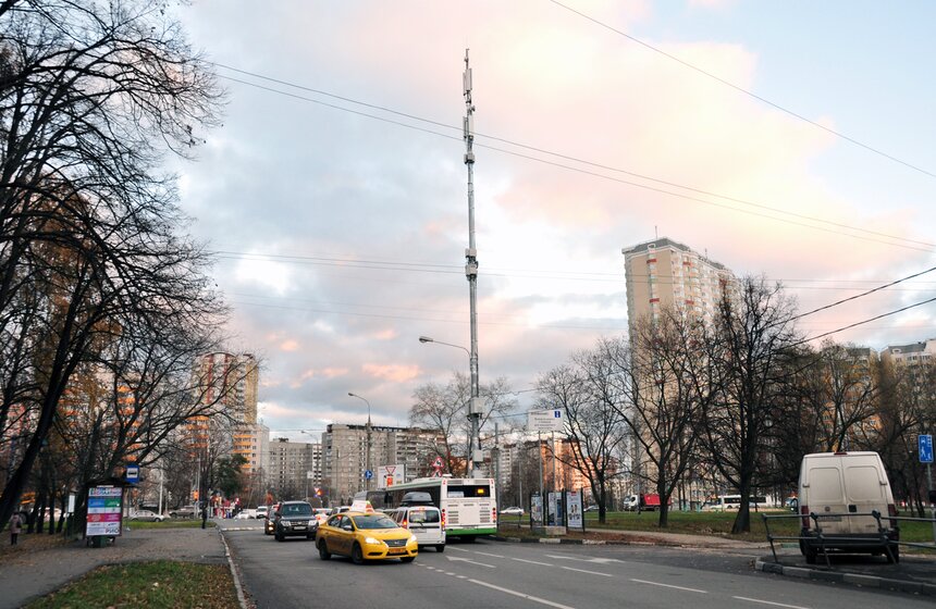 Опоры двойного назначения на столичных улицах 13 фото