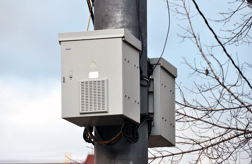 Опоры двойного назначения на столичных улицах 12 фото