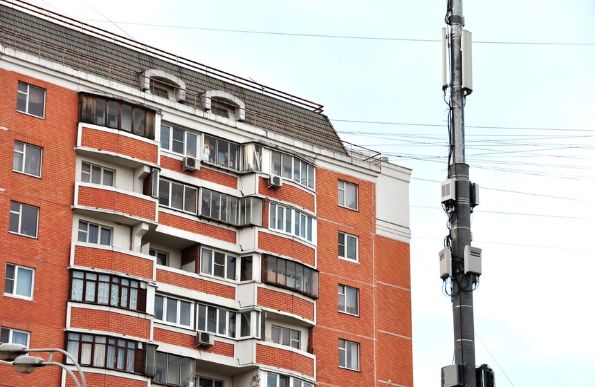 Опоры двойного назначения на столичных улицах 17 фото