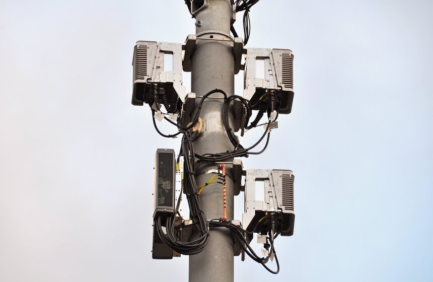 Опоры двойного назначения на столичных улицах 2 фото