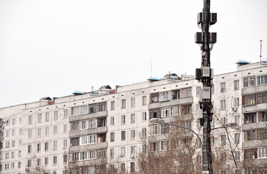 Опоры двойного назначения на столичных улицах 5 фото