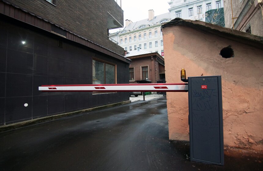 Как установить шлагбаумы во дворе 1 фото