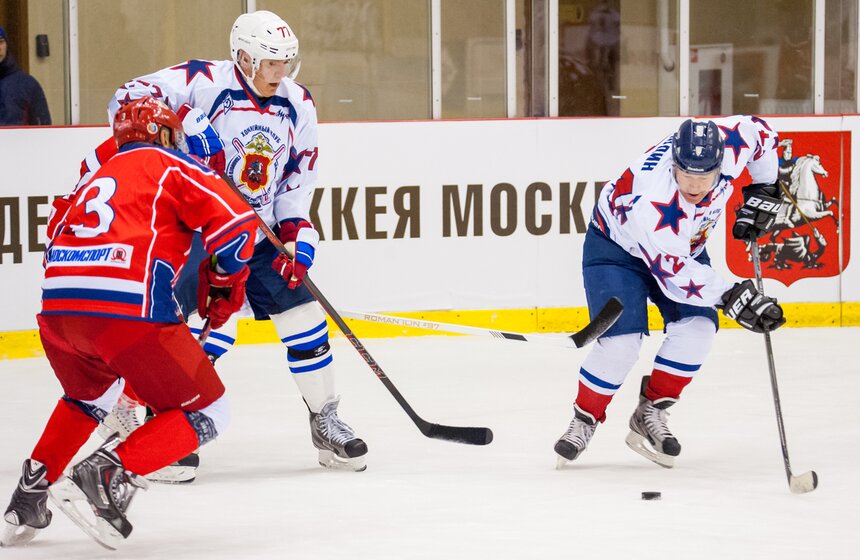 Сборная правительства Москвы сыграла с командой полиции в хоккей 14 фото