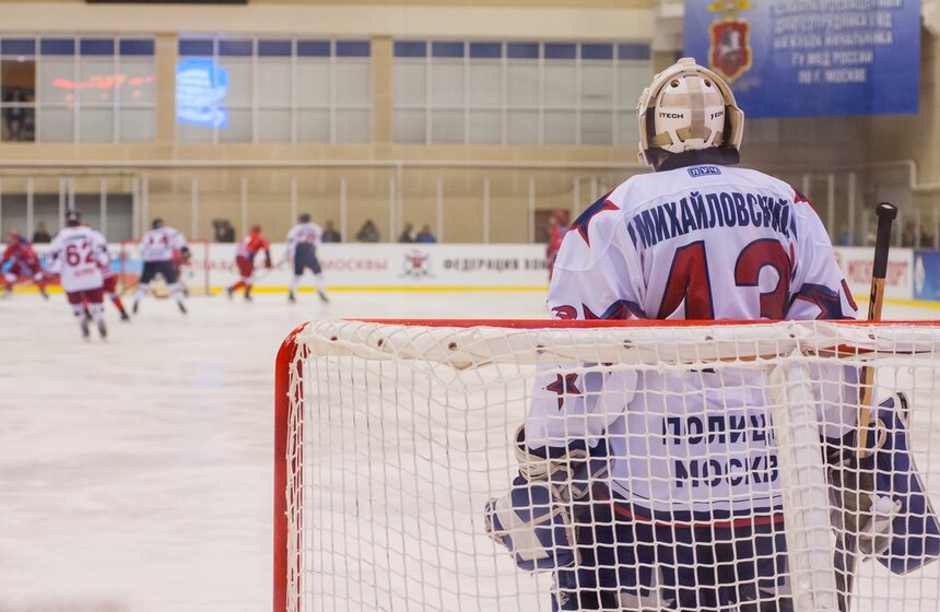 Сборная правительства Москвы сыграла с командой полиции в хоккей 17 фото