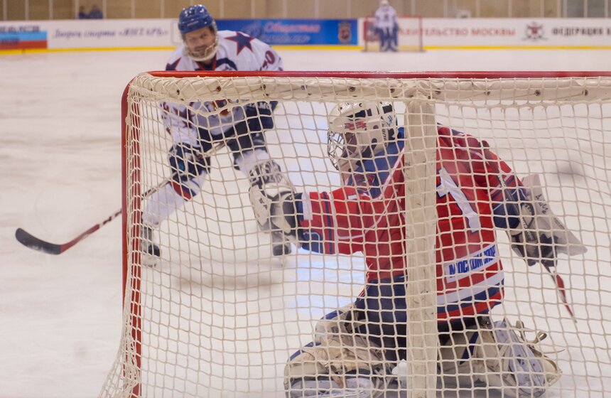 Сборная правительства Москвы сыграла с командой полиции в хоккей 20 фото