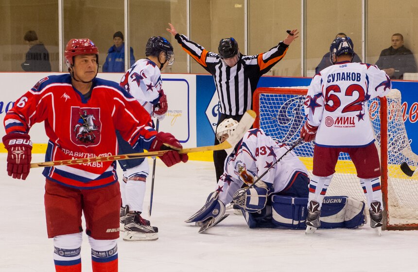 Сборная правительства Москвы сыграла с командой полиции в хоккей 19 фото