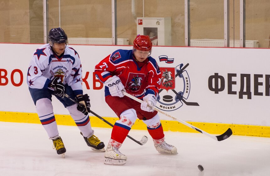 Сборная правительства Москвы сыграла с командой полиции в хоккей 18 фото