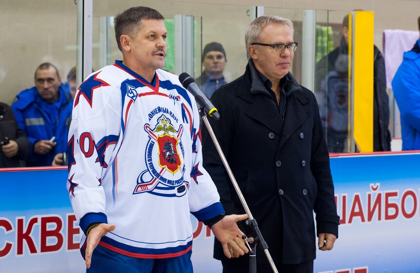 Сборная правительства Москвы сыграла с командой полиции в хоккей 3 фото
