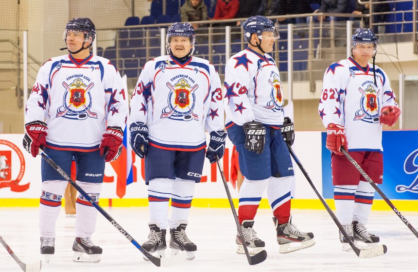 Сборная правительства Москвы сыграла с командой полиции в хоккей 2 фото