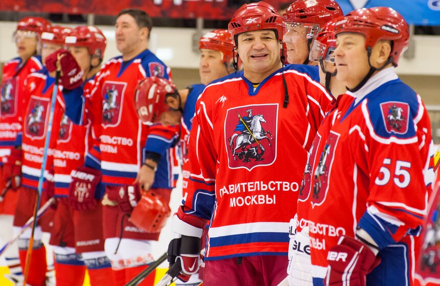 Сборная правительства Москвы сыграла с командой полиции в хоккей 1 фото