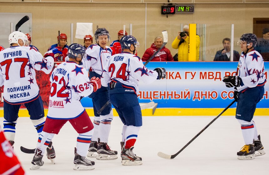 Сборная правительства Москвы сыграла с командой полиции в хоккей 13 фото