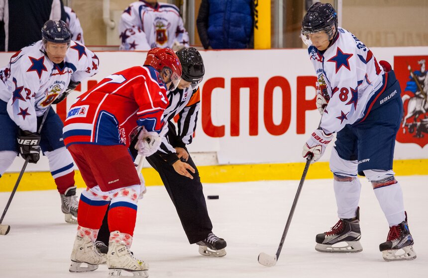 Сборная правительства Москвы сыграла с командой полиции в хоккей 12 фото