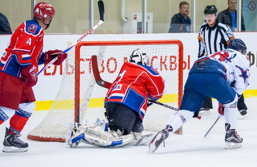 Сборная правительства Москвы сыграла с командой полиции в хоккей 6 фото