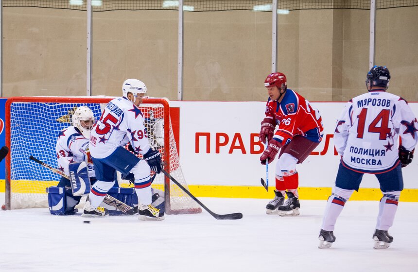 Сборная правительства Москвы сыграла с командой полиции в хоккей 5 фото