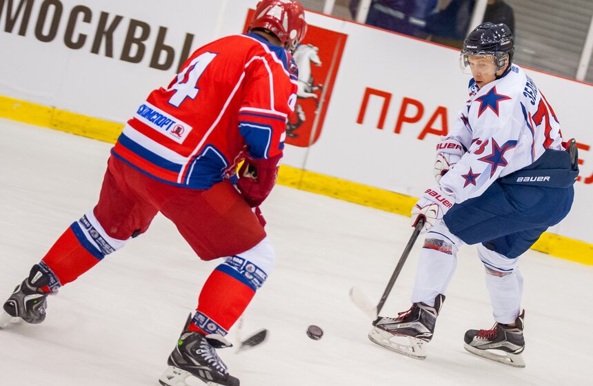 Сборная правительства Москвы сыграла с командой полиции в хоккей 10 фото