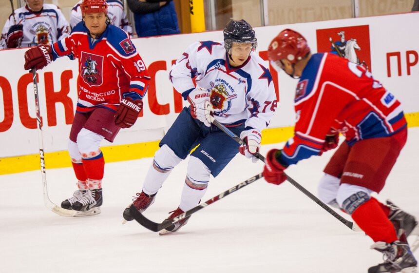 Сборная правительства Москвы сыграла с командой полиции в хоккей 9 фото