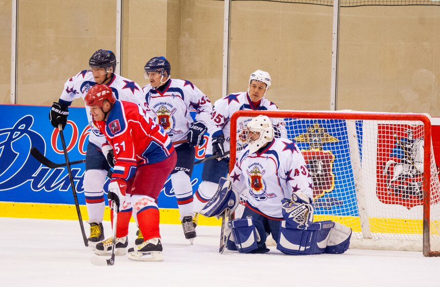 Сборная правительства Москвы сыграла с командой полиции в хоккей 8 фото