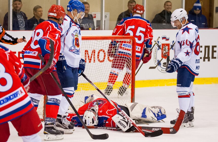 Сборная правительства Москвы сыграла с командой полиции в хоккей 11 фото