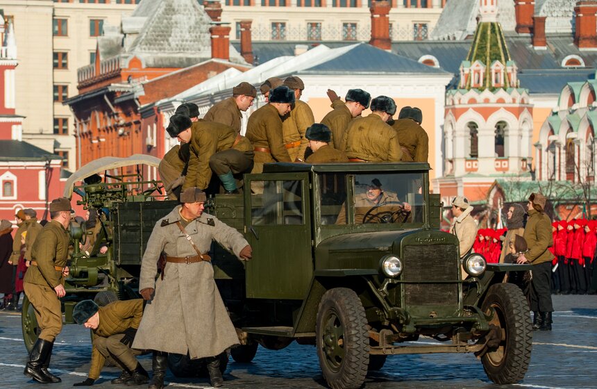 Торжественный марш в честь парада 7 ноября 1941 года 14 фото