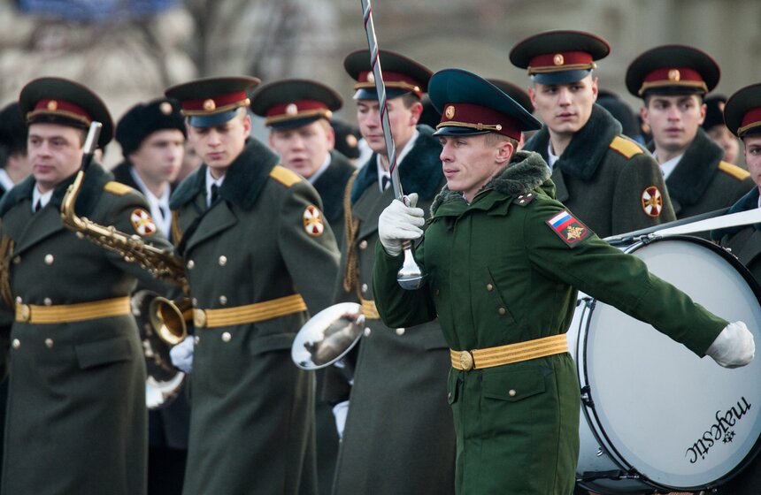 Торжественный марш в честь парада 7 ноября 1941 года 8 фото