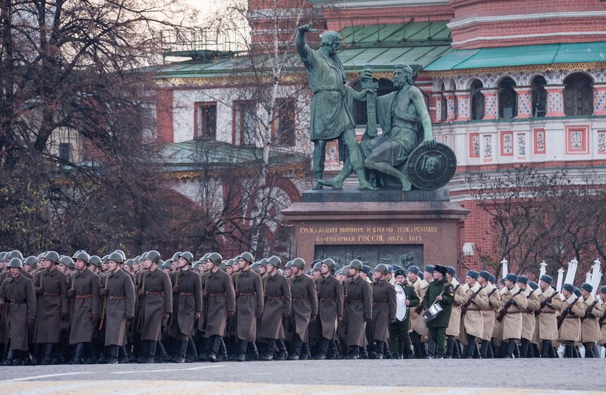 Торжественный марш в честь парада 7 ноября 1941 года 6 фото