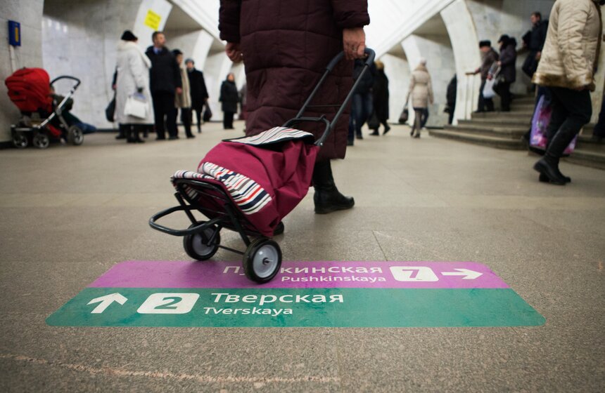 В столичном метро появилась напольная навигация 7 фото