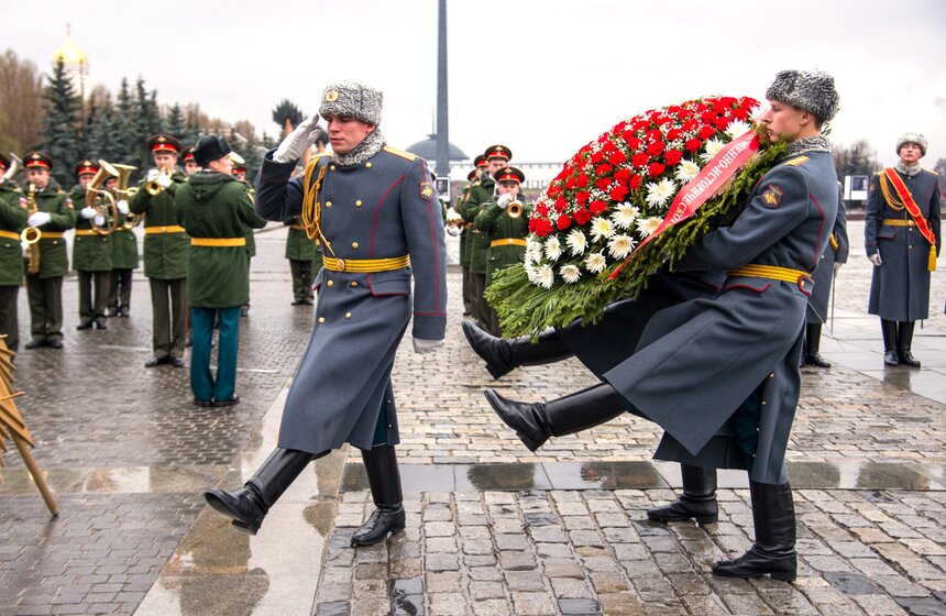 Возложение цветов к памятнику героям Первой мировой войны 12 фото