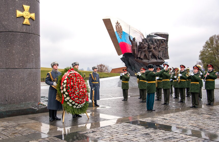 Возложение цветов к памятнику героям Первой мировой войны 13 фото