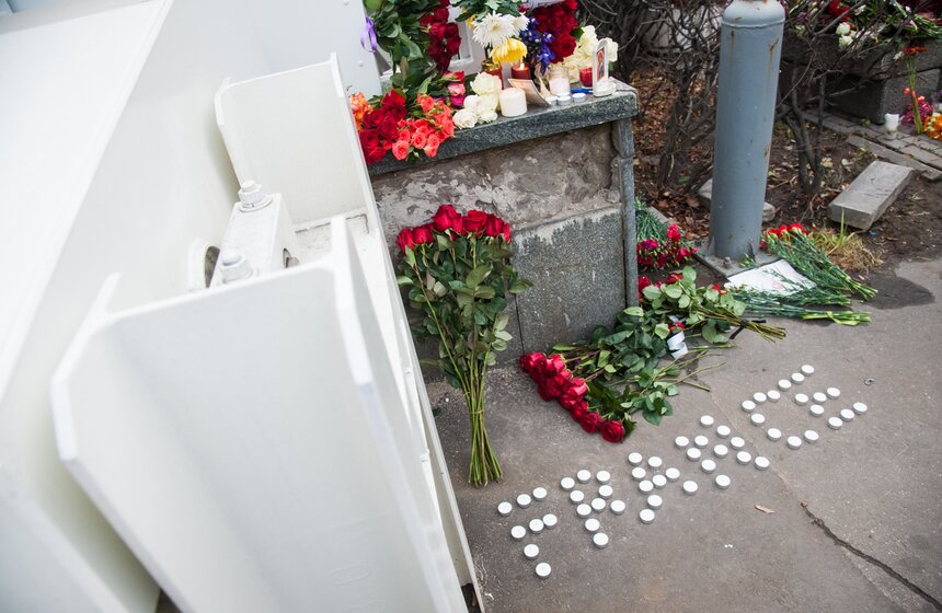 Москвичи принесли десятки букетов к посольству Франции 26 фото